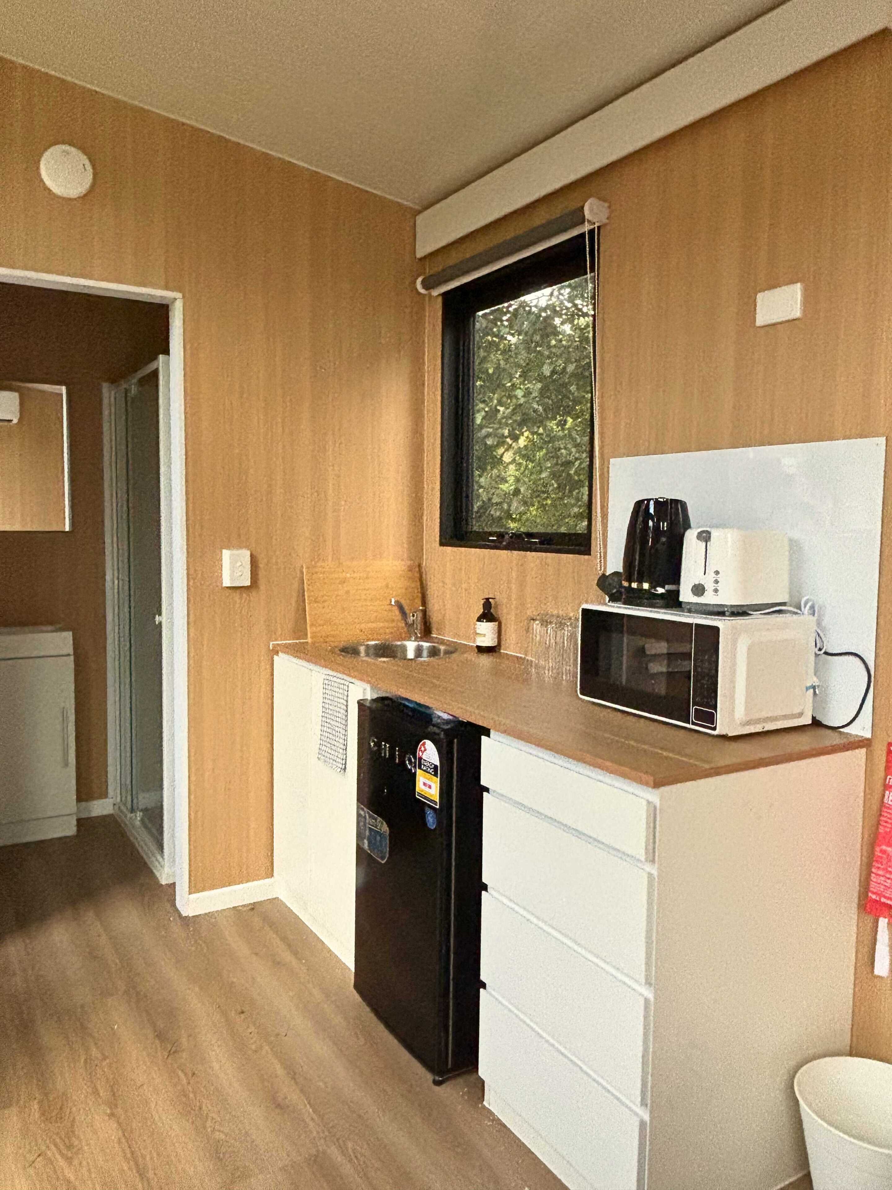 Coffee/tea maker, fridge, microwave, stovetop