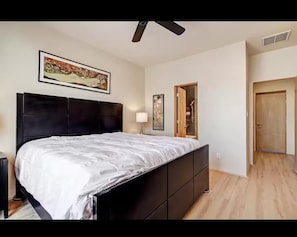 Iron/ironing board, WiFi, bed sheets - Silver Lofts (Albuquerque)