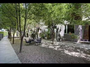Outdoor dining - Silver Lofts (Albuquerque)