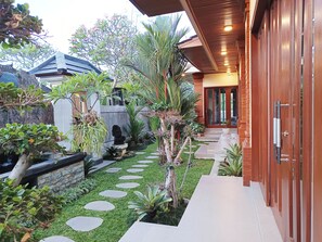 A modern house with a well-maintained garden, stone pathway, and a wooden door. - New Luxury Private Pool Villa 2BR in Mas Ubud - Pakubon 9 (Ubud)