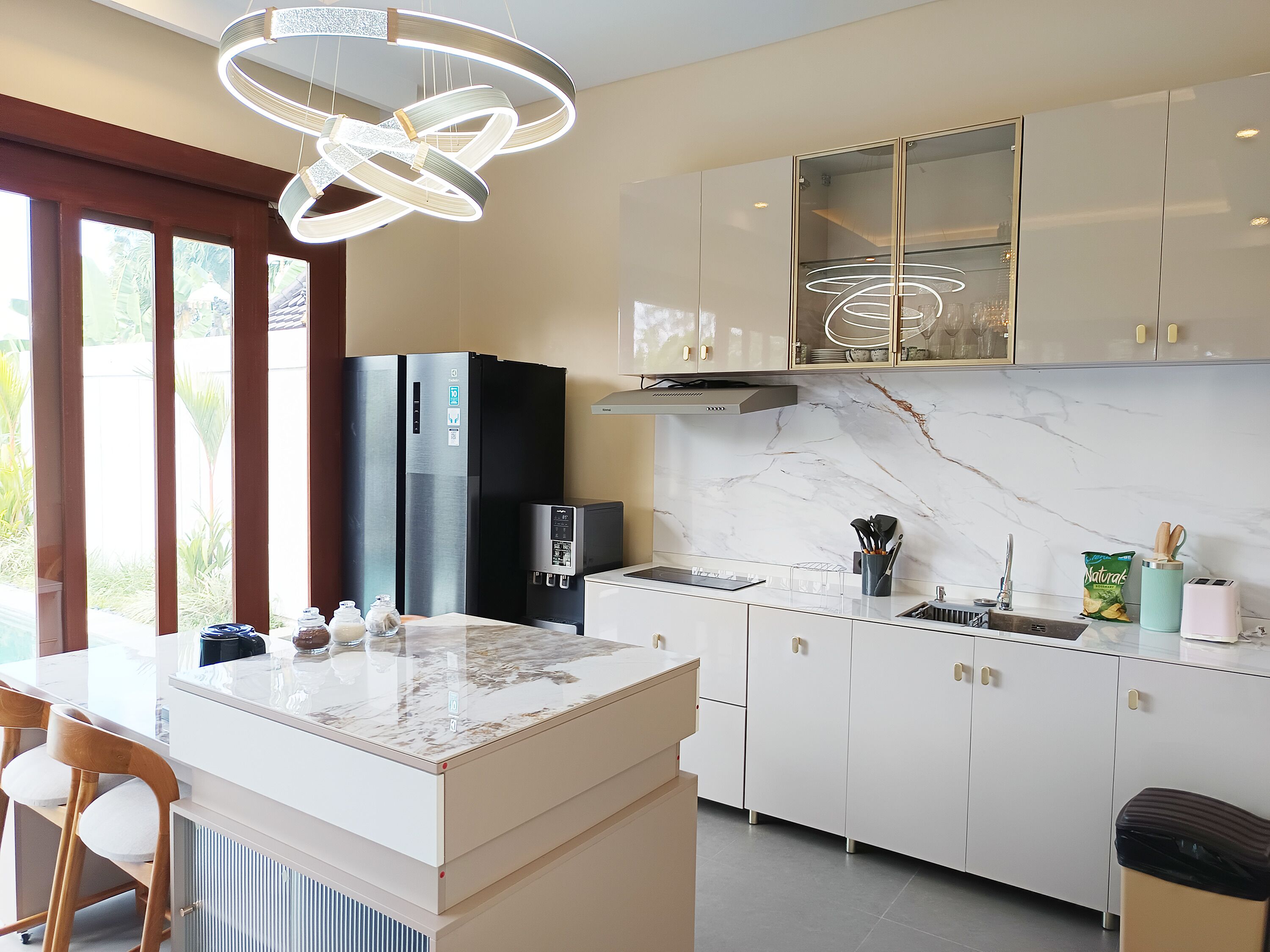 Fridge, oven, stovetop, electric kettle
