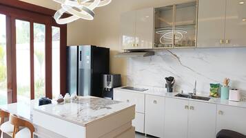 Fridge, oven, stovetop, electric kettle