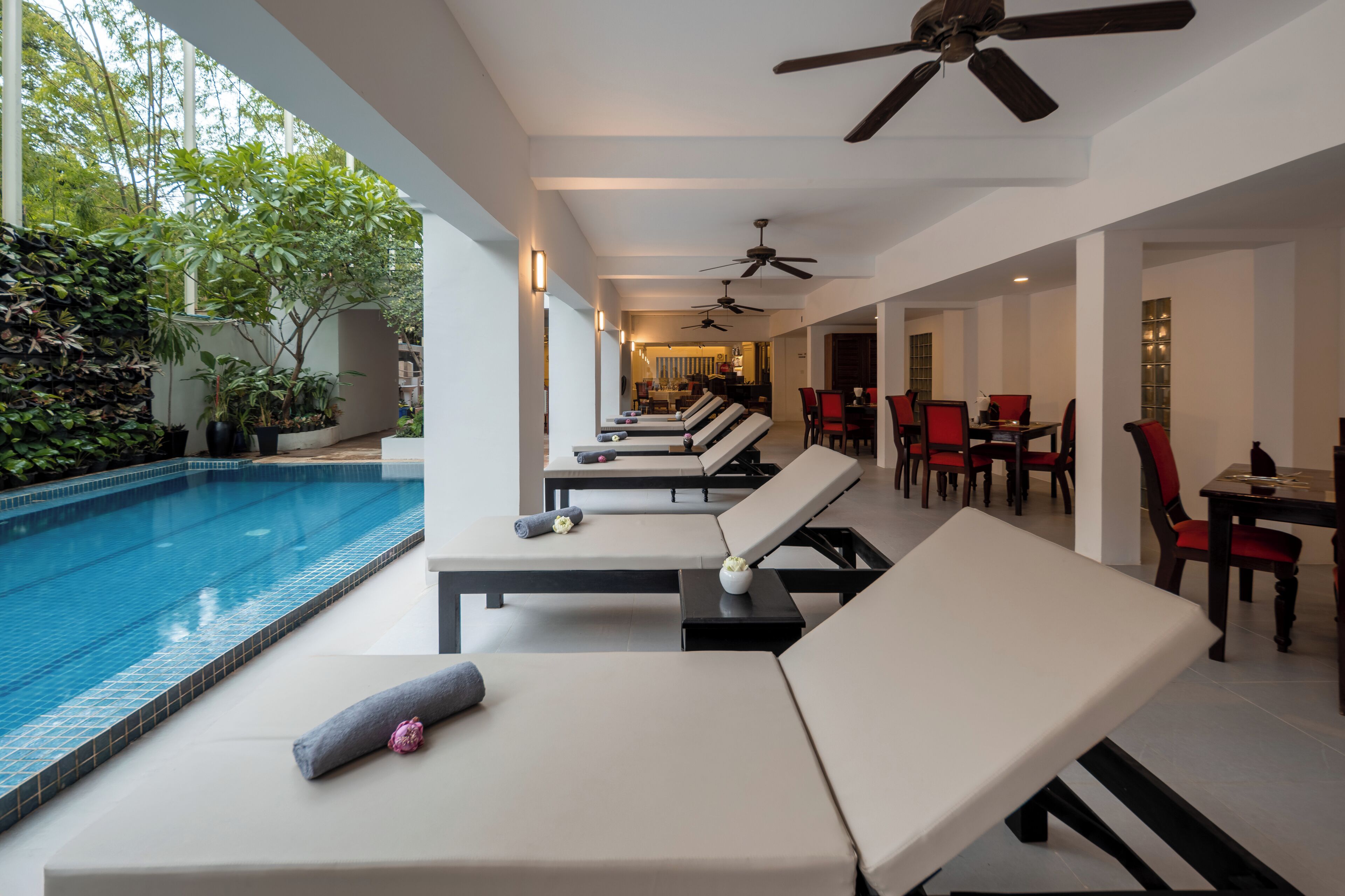 Piscina externa, funciona das 9h às 21h, guarda-sóis, espreguiçadeiras