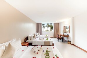 Habitación de hotel con dos camas, un escritorio y una silla.