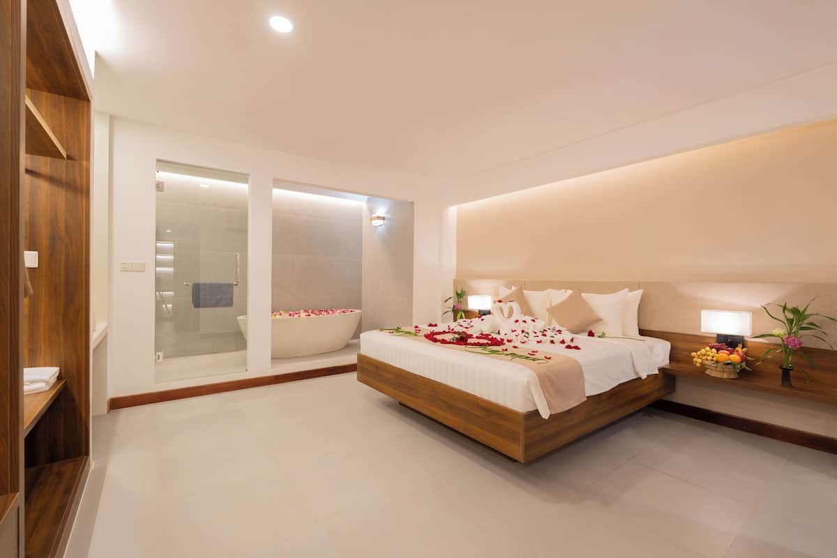 Junior Suite, Pool View | Minibar, in-room safe, desk, laptop workspace