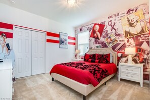 Une chambre à coucher comprenant un lit, des tables de chevet, une commode et une armoire.