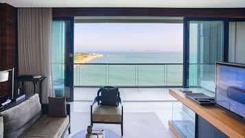 Chambre avec lits jumeaux, balcon, vue mer | Coin séjour
