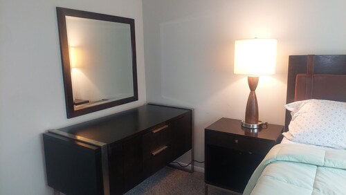 Quiet 2-bedroom apartment with AC and free parking in vibrant Greenbelt