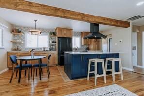 Private kitchen - Charming Retreat in ABQ's North Valley-close to Old Town and Balloon Fiesta Park (Albuquerque)
