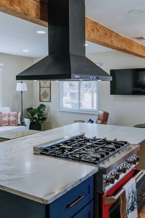 A kitchen with a central island, a stove, and an oven. - Charming Retreat in ABQ's North Valley-close to Old Town and Balloon Fiesta Park (Albuquerque)