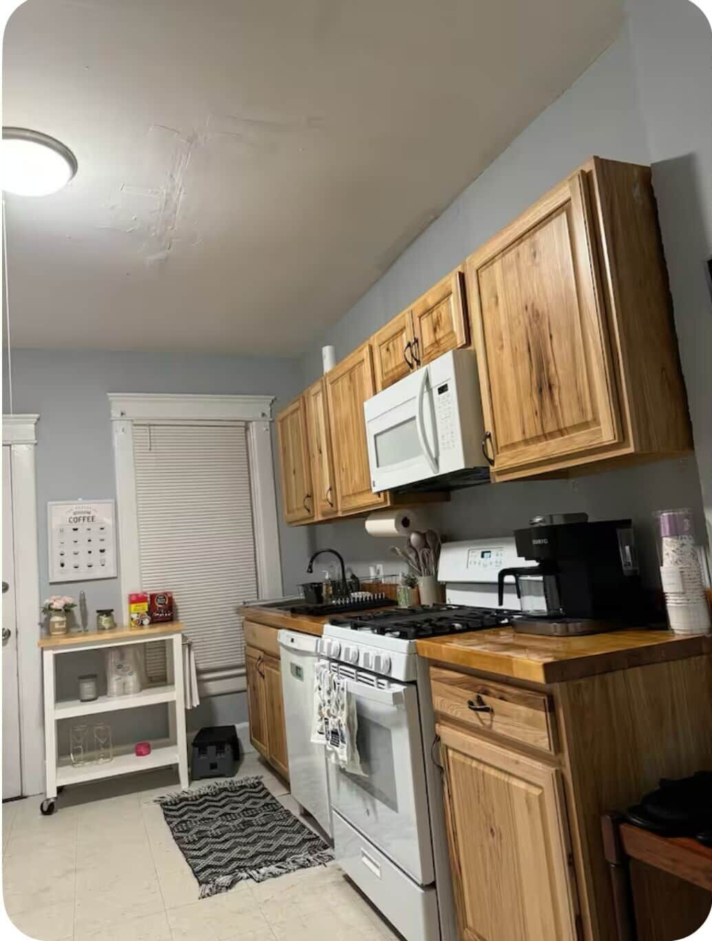 Coffee/tea maker, fridge, microwave, oven