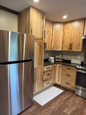 Private kitchen - Maple Pond Retreat - Sleeps 14 - Kayaks, Fire Pit & Wildlife (Gaylord)