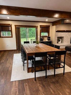 Dining - Maple Pond Retreat - Sleeps 14 - Kayaks, Fire Pit & Wildlife (Gaylord)