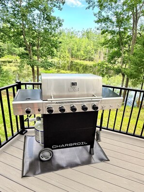 Property grounds - Maple Pond Retreat - Sleeps 14 - Kayaks, Fire Pit & Wildlife (Gaylord)
