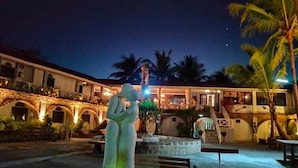 A statue in a courtyard with a building in the background. - Sunbloom Beach Resort (Candelaria)