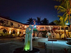 A statue in a courtyard with a building in the background. - Sunbloom Beach Resort (Candelaria)