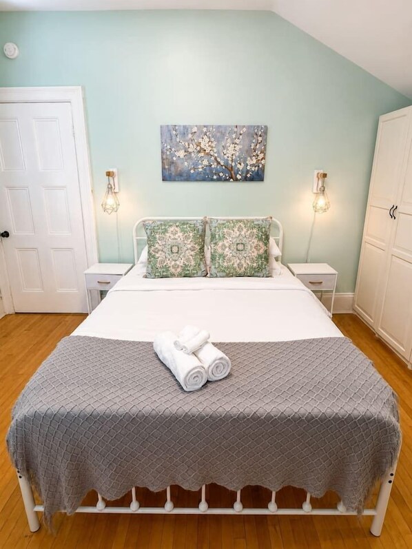 Desk, iron/ironing board, WiFi, bed sheets