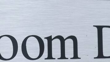 Un letrero con el texto 'Room D05' sobre una superficie metálica.