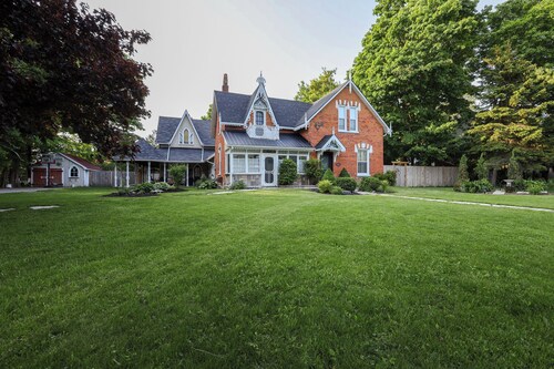 6 bed Elegant Farmhouse Oasis minutes to beach