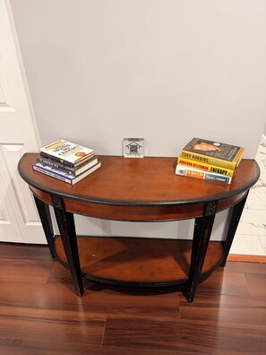 A round wooden table with a small white sign in the center. - Furnished Half-Duplex in Newark’s West Side - Gated, Secure & Move-In Ready (Newark)