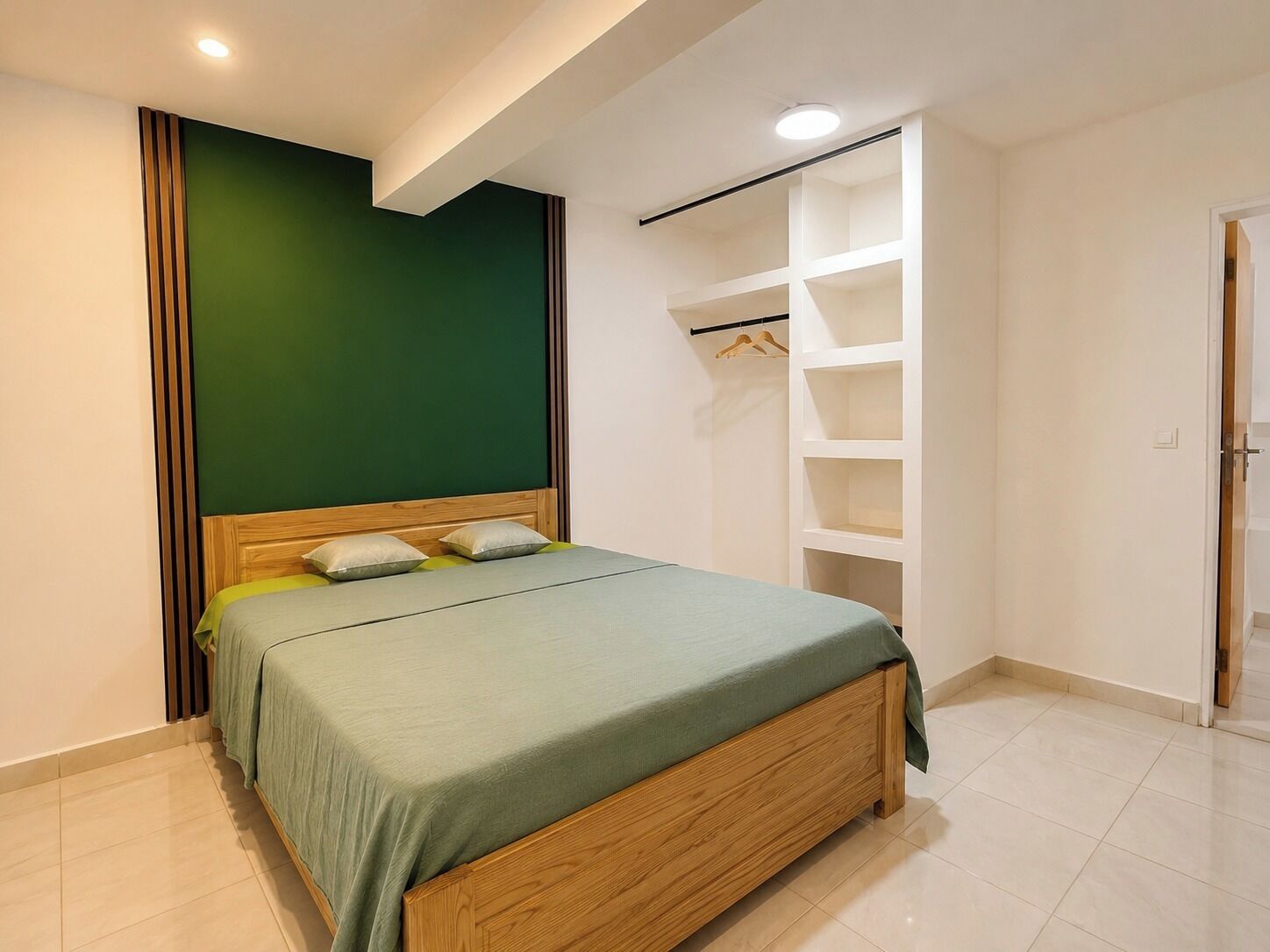 Tabla de planchar con plancha, internet y ropa de cama 