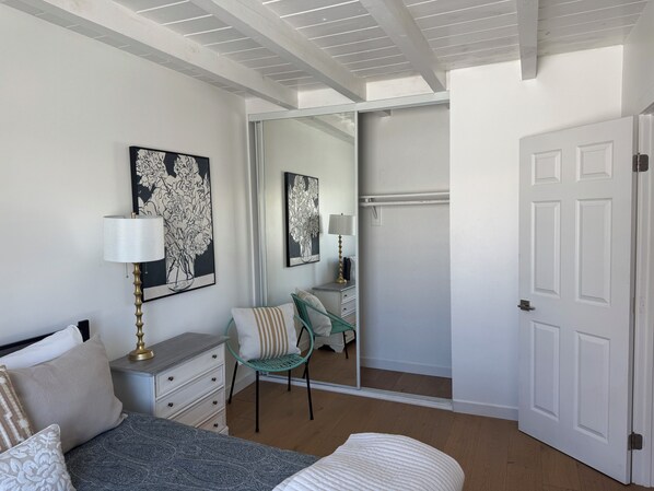 2 chambres, fer et planche à repasser, Wi-Fi, draps fournis
