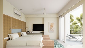 Una habitación de hotel moderna con una cama grande, un televisor de pantalla plana y un balcón con vistas a palmeras.