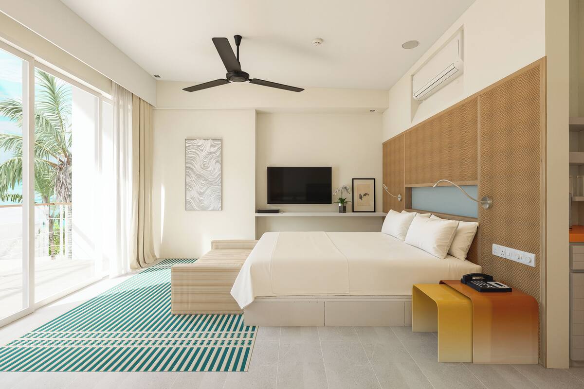 Casa familiar, vista al jardín | Edredón, minibar, caja de seguridad en la habitación y escritorio 