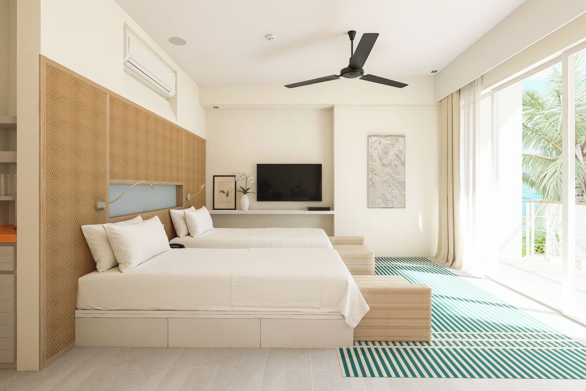 Casa familiar, vista al mar | Edredón, minibar, caja de seguridad en la habitación y escritorio 
