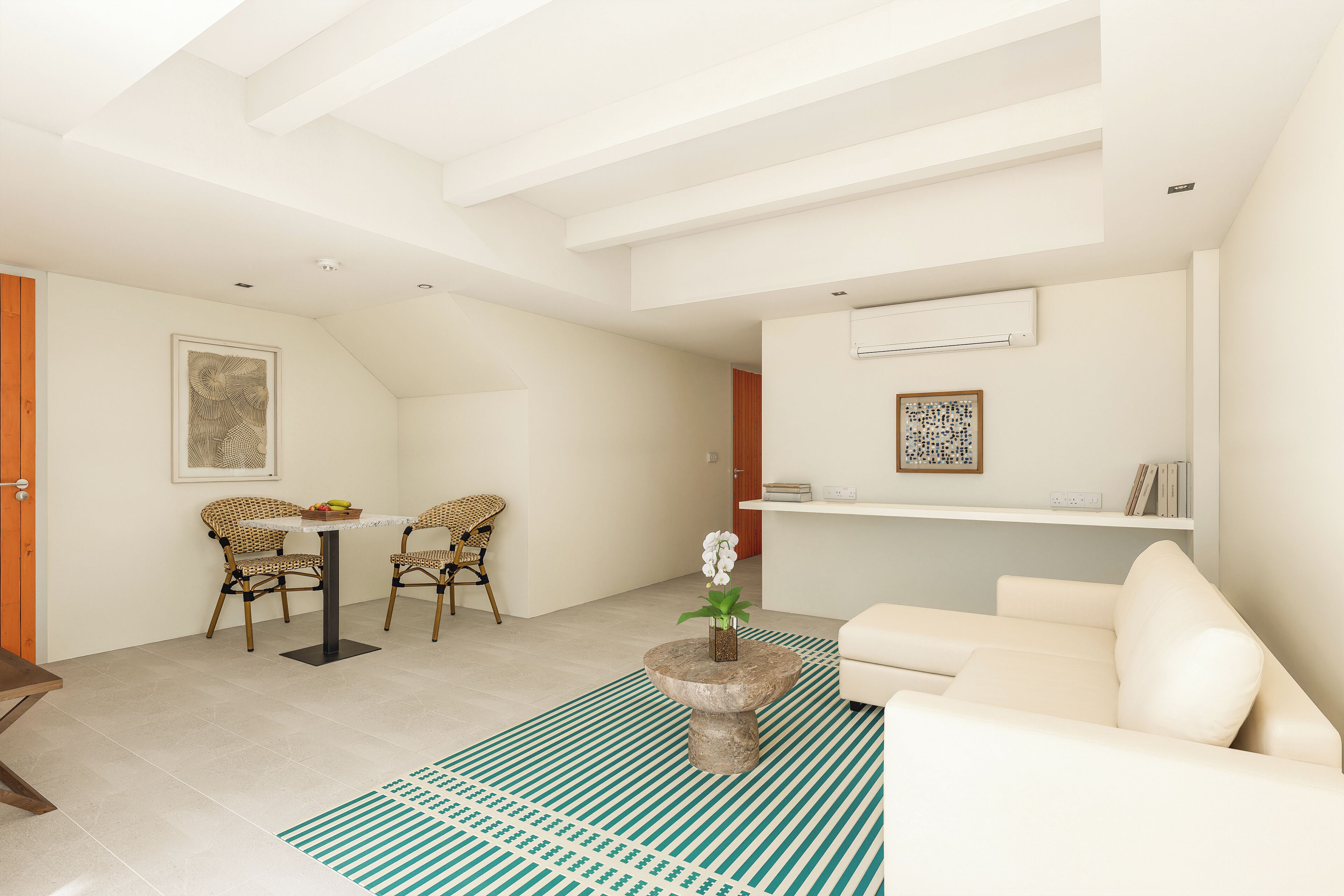 Casa familiar, vista al jardín | Edredón, minibar, caja de seguridad en la habitación y escritorio 