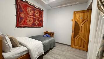 Single Room, Lanai, Courtyard View | Blackout drapes, iron/ironing board (on request), WiFi (free)