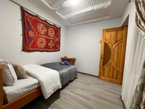单人房, 外廊, 庭院景观 | 遮光窗帘、熨斗/熨板、免费 WiFi