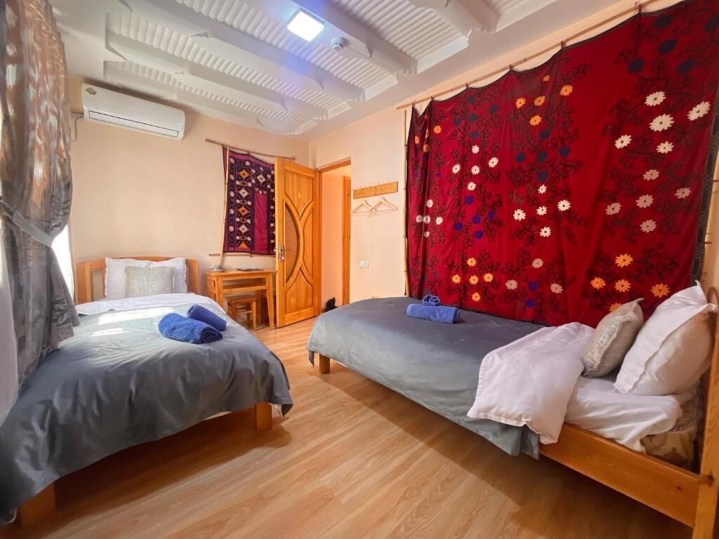 Eenvoudige Twin kamer, veranda, uitzicht op stad | Verduisterende gordijnen, een strijkplank/strijkijzer, gratis wifi