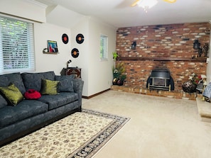 Smart TV y chimenea 