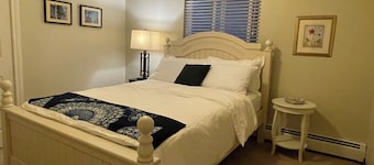 Woodland Manor - Forest Estate Near Crescent Beach