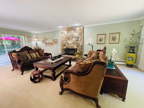 Woodland Manor - Forest Estate Near Crescent Beach