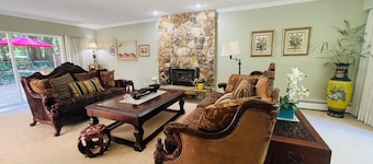 Woodland Manor - Forest Estate Near Crescent Beach