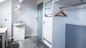 Ein Badezimmer mit Waschbecken, Spiegel und Handtuchhalter.