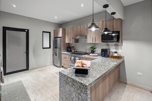 Luxury House, Courtyard View | Private kitchen - Casa La María Encanto y Confort en SMA (San Miguel de Allende)