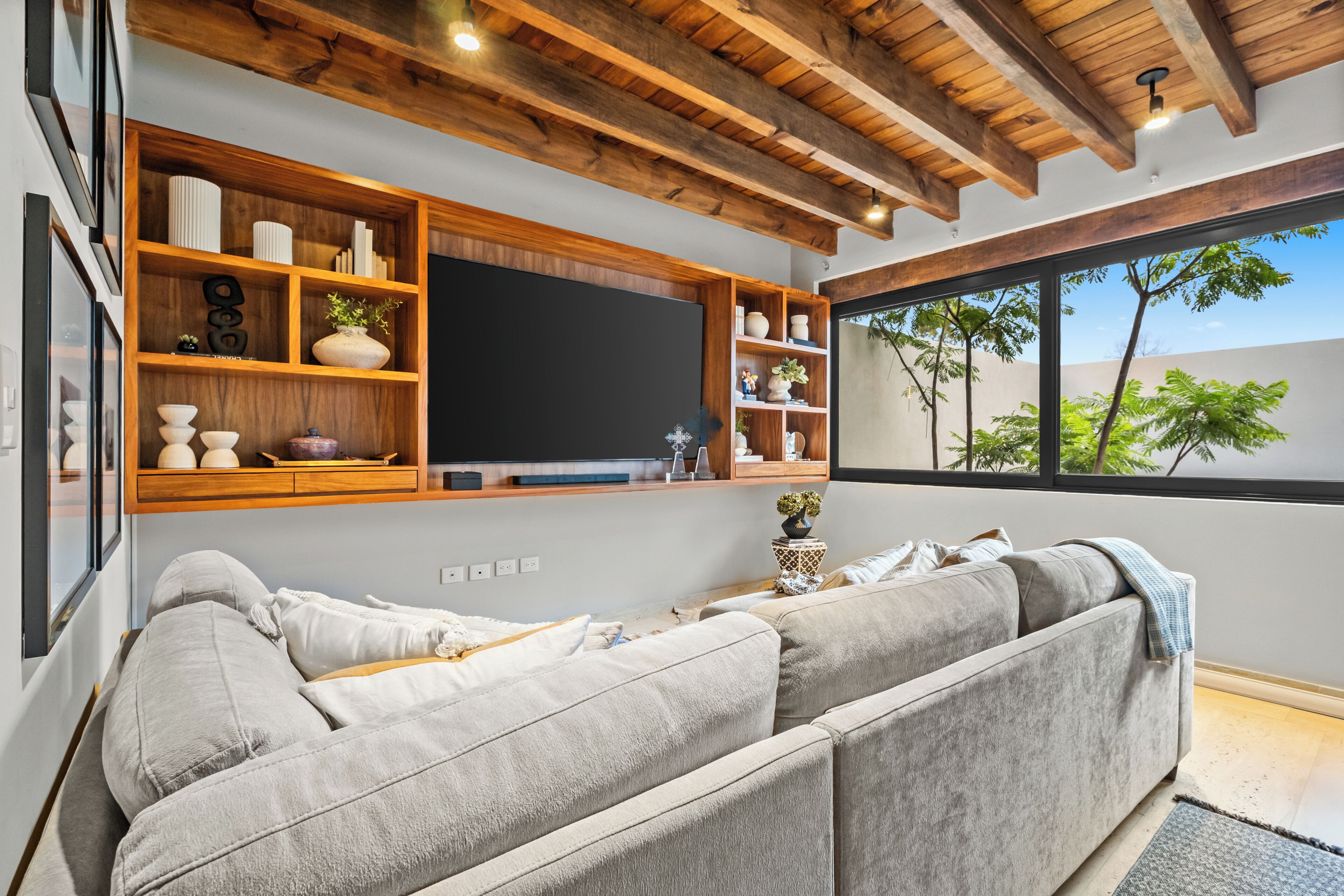 Luxury House, Courtyard View | Living area