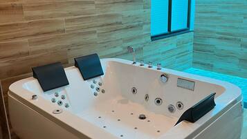 Executive Room | Bathroom | Shower, towels, soap, shampoo
