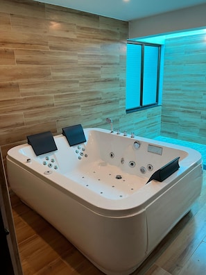 Executive Room | Bathroom | Shower, towels, soap, shampoo - Hotel Grand Palais (Bengaluru)