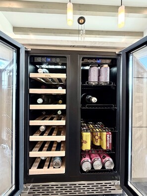Ein Getränkekühlschrank mit mehreren Ablagen, einem digitalen Display und einem Ein-Knopf.