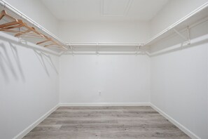 Ein Schrank mit Holzfaltern, einer weißen Decke und einem grauen Holzboden.