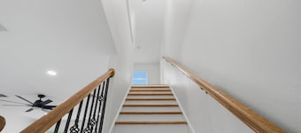 New Luxury & Spacious 5BR/3BA Retreat–Sleeps 16 – Prime location & Fully Stocked
