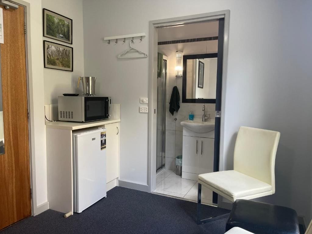 Deluxe Studio, Private Bathroom, Mountain View | Blackout curtains, iron/ironing board (on request), cots/infant beds