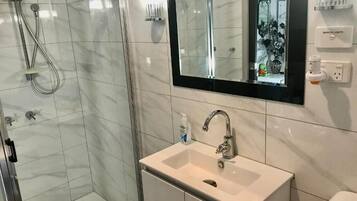Family Room, Private Bathroom, Mountain View | Bathroom | Shower, free toiletries, hair dryer, towels