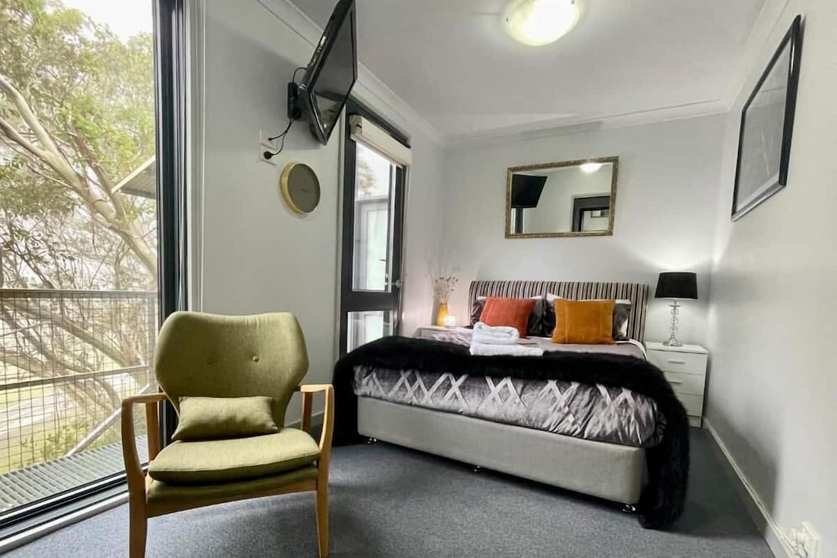 Deluxe Studio, Private Bathroom, Mountain View | Blackout drapes, WiFi (free)