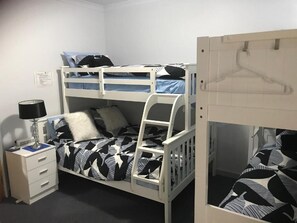 Verdunkelungsvorhänge, Bügeleisen/Bügelbrett, Babybetten, Zustellbetten