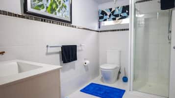 Ducha, artículos de tocador gratuitos, secador de pelo, toallas